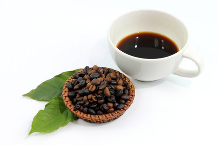 咖啡种子和黑咖啡分离的白色背景