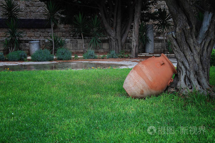黎巴嫩花园里的一个传统的粘土罐 照片 正版商用图片13erk3 摄图新视界