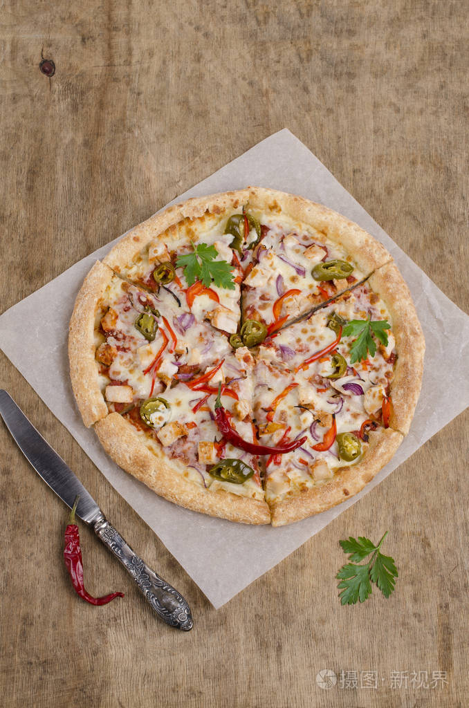 照片 传统的辛辣披萨,木制背景上有肉和蔬菜. 选择性聚焦.jpg