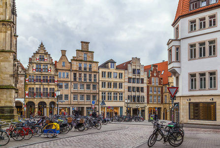 prinzipalmarkt是一条具有历史意义的街道，在德国蒙斯特有着风景如画的田园风光