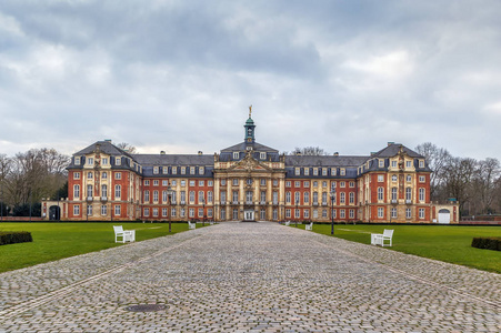 曼斯特大学是一所公立大学，位于德国北部莱茵威斯特伐利亚的蒙斯特市。