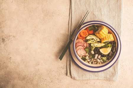 素食者用糙米海甘蓝和蔬菜戳碗。 干净的饮食观念。