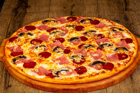带香肠和奶酪的披萨