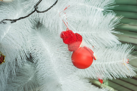 假日和装饰概念圣诞节球在分支