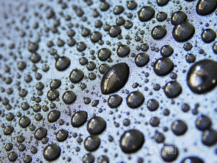 水滴在蓝色潮湿的背景上