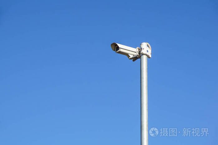 在蓝天的背景下, cctv 安全摄像头和电线杆上的监控