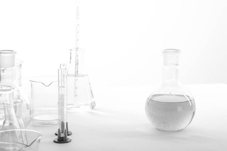 在实验过程中，实验室设备在白色背景的实验室桌子上