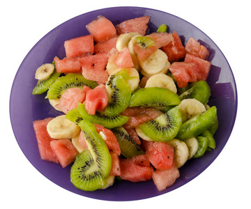 减肥食品。 西瓜猕猴桃葡萄香蕉在盘子上分离在白色背景上。水果沙拉在盘子上。 健康食品