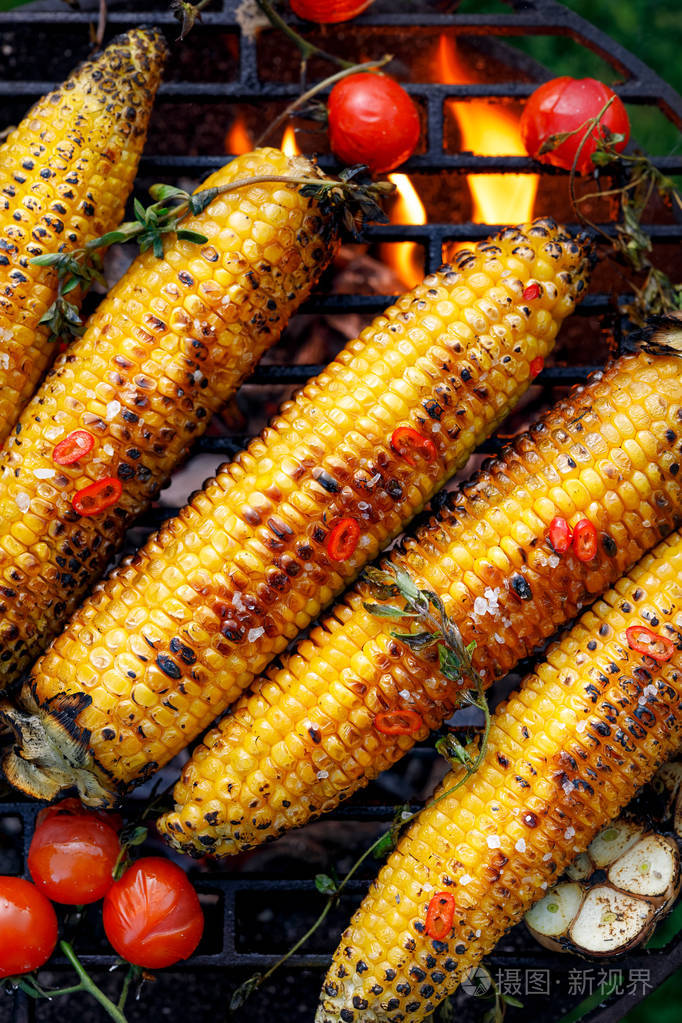 烤玉米在玉米棒上. 烤玉米在烤盘顶部的视图. 烧烤蔬菜素食烧烤照片-