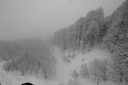 冬季滑雪场和滑雪场的黑白照片降雪时山上的雪坡