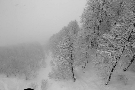 冬季滑雪场和滑雪场的黑白照片降雪时山上的雪坡