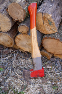 斧头在树桩上。 斧头准备切割木材。木工工具。 伐木工人用斧头砍木材。