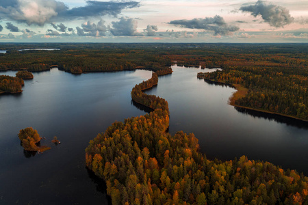 秋天的下午，从lissjarvi国家公园的鸟瞰图，太阳开始下山，芬兰