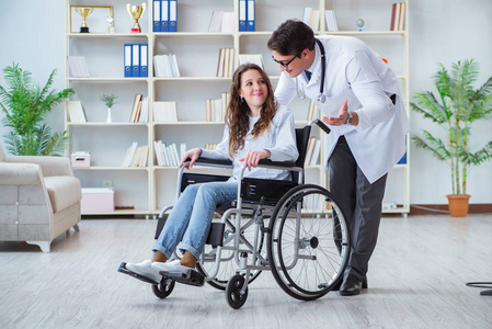 轮椅上的残疾病人定期检查