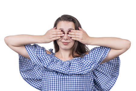 女人用双手捂住眼睛,双手紧闭,孤立地站在白色的背景上照片