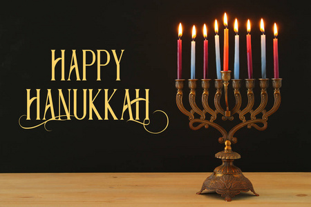 米诺拉犹太节日光明节背景与米诺拉(传统烛光)和蜡烛的形象照片