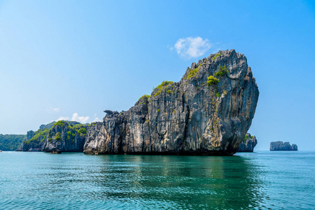 泰国海湾国家公园暹罗多彩岩石岛阳光明媚，海水清澈