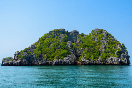 泰国海湾国家公园暹罗多彩岩石岛阳光明媚，海水清澈