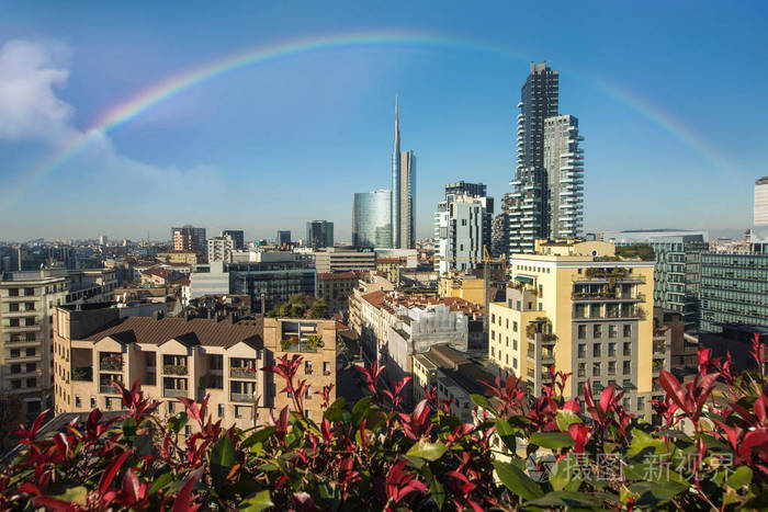 米兰天际线与现代摩天大楼在波尔图诺沃商务区意大利。 米兰市全景作为背景。 从上面可以看到米兰的夏季全景。 米兰的建筑和城市景观。