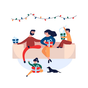 一家人坐在家里的沙发上互相赠送圣诞礼物。笑眯眯的妈妈爸爸儿子和女儿带着狗在家里庆祝圣诞节。卡通平面风格的矢量插图