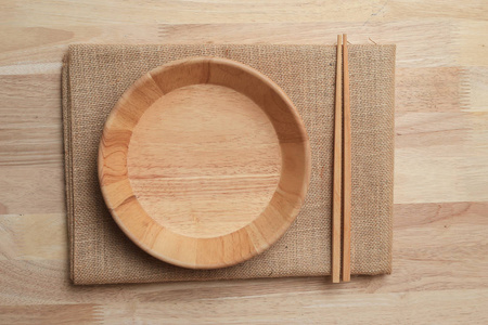 木制桌面与厨房用具为背景
