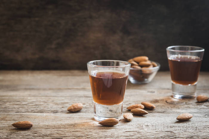 意大利甜酒杏仁在乡村木制背景复制空间