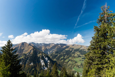 瑞士阿尔卑斯山初秋的山景