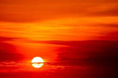 最后的夕阳在天空和橙色的云光围绕太阳