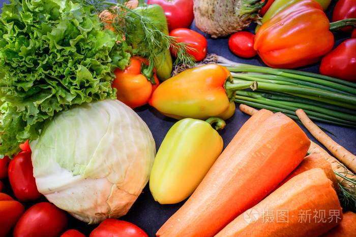 丰富多样的秋天色彩鲜艳鲜嫩的蔬菜和根.