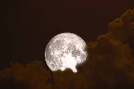 超满血的月亮回到轮廓云的夜空，这幅图像的元素由美国宇航局提供