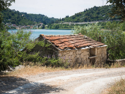 克罗地亚达尔马提亚美丽的巴奇纳湖的老房子度假胜地