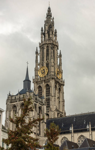 比利时安特卫普2018年9月24日在灰色多云的天空下，我们的女士在后面的翁泽利弗弗鲁韦大教堂的塔楼和Nave的特写。 一些