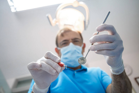 专业牙医检查病人