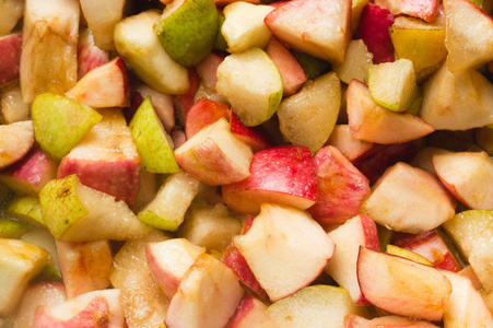 苹果和梨子把糖和糖浆放在锅里准备煮沸。 自制红苹果梨果酱蒸煮工艺