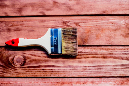 用画笔涂上木架子. 刷漆着色木地板墙体修复修复概念。在木桌上刷漆, 用于家居装饰。房子装修。复制空间