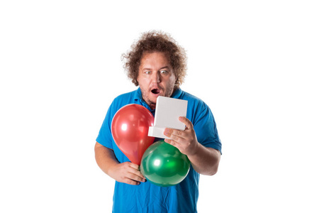 有趣的胖子带着礼物和气球。 生日快乐。 快乐和乐趣