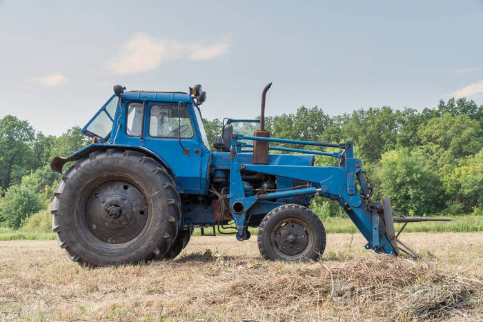 在田间工作的拖拉机和割草