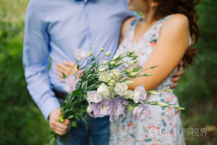 白色的桔梗花在手的男人谁拥抱女孩