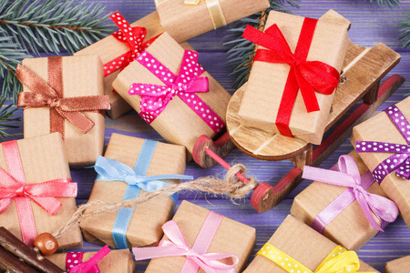 木制雪橇和彩色丝带包装的礼物，用于圣诞节或其他庆祝活动