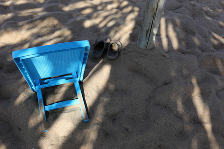 一把椅子矗立在地中海沿岸的海滩上