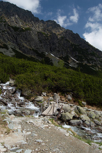 多山山水岩河上的小木桥