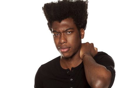 一个年轻的非裔美国男人的肖像，他的脖子在白色的背景上疼痛