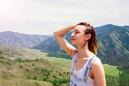 山里的旅游女孩。 女孩呼吸着山气