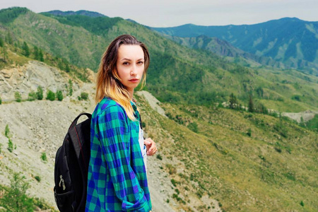 山里的旅游女孩。 女孩呼吸高山空气，享受大自然