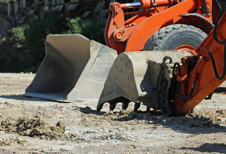 两辆推土机在工地上用巨大的挖掘机桶
