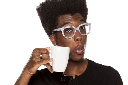 一位年轻的非裔美国人在白色背景下捧着一杯茶的肖像