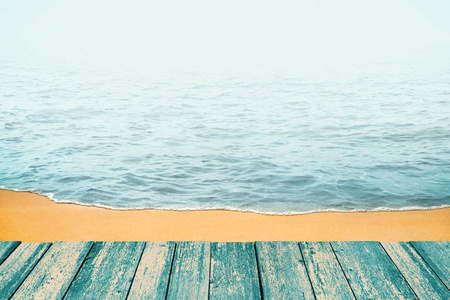 海边。 黄沙和蓝色的海浪。 自然背景