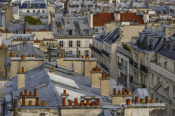 巴黎的屋顶和云层下的烟囱,法国,欧洲