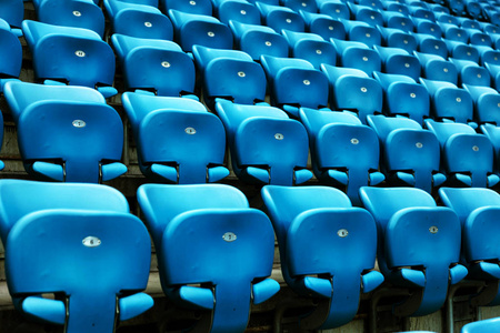 体育场的空白旧塑料椅子。 一个小的旧体育场里空座位的数量。 风扇上磨损的塑料座椅