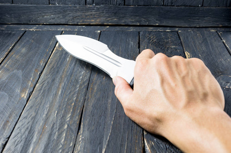 军事攻击. 手里拿着刀.照片